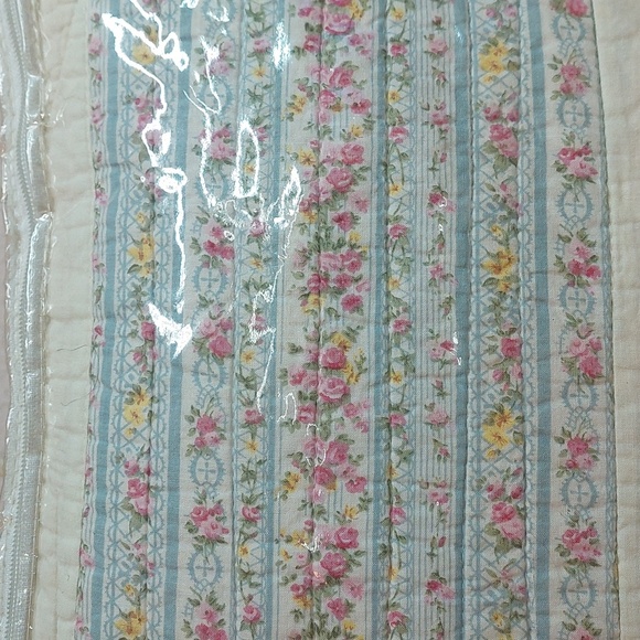 New twin size machine made quilt new floral design - Picture 2 of 4